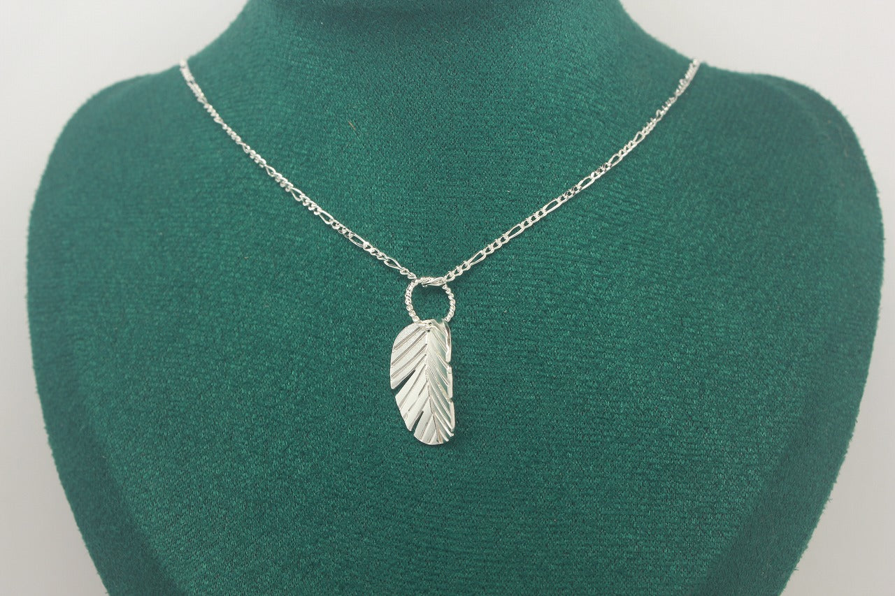 房指輪チャームネックレス〈葉〉(Fusa Charm Necklace – Leaf)