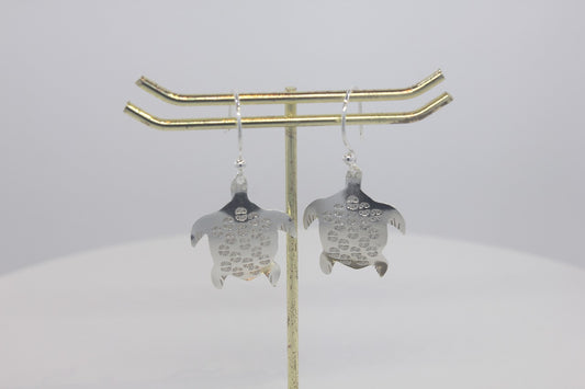 房指輪チャームピアス〈亀〉(Fusa Ring Earrings – Turtle)